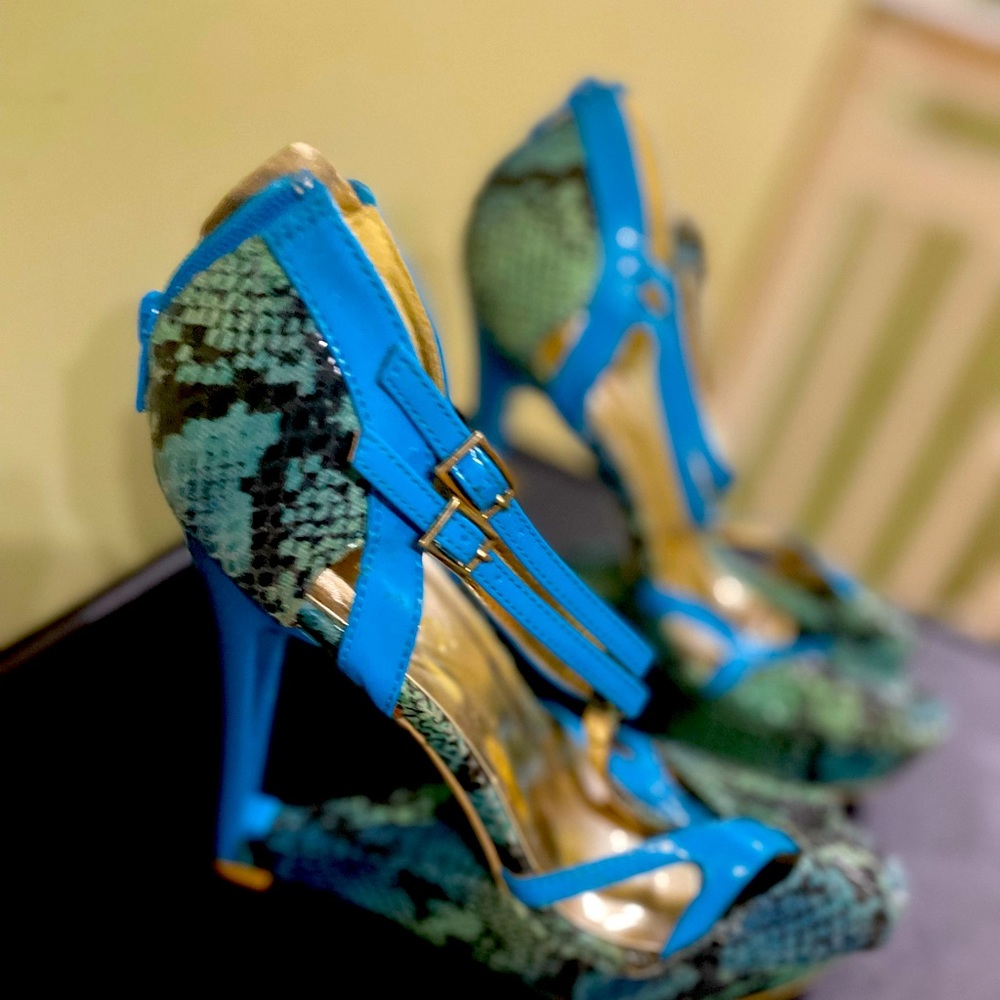 Turquoise snakeskin print sandals platform heeled size 11